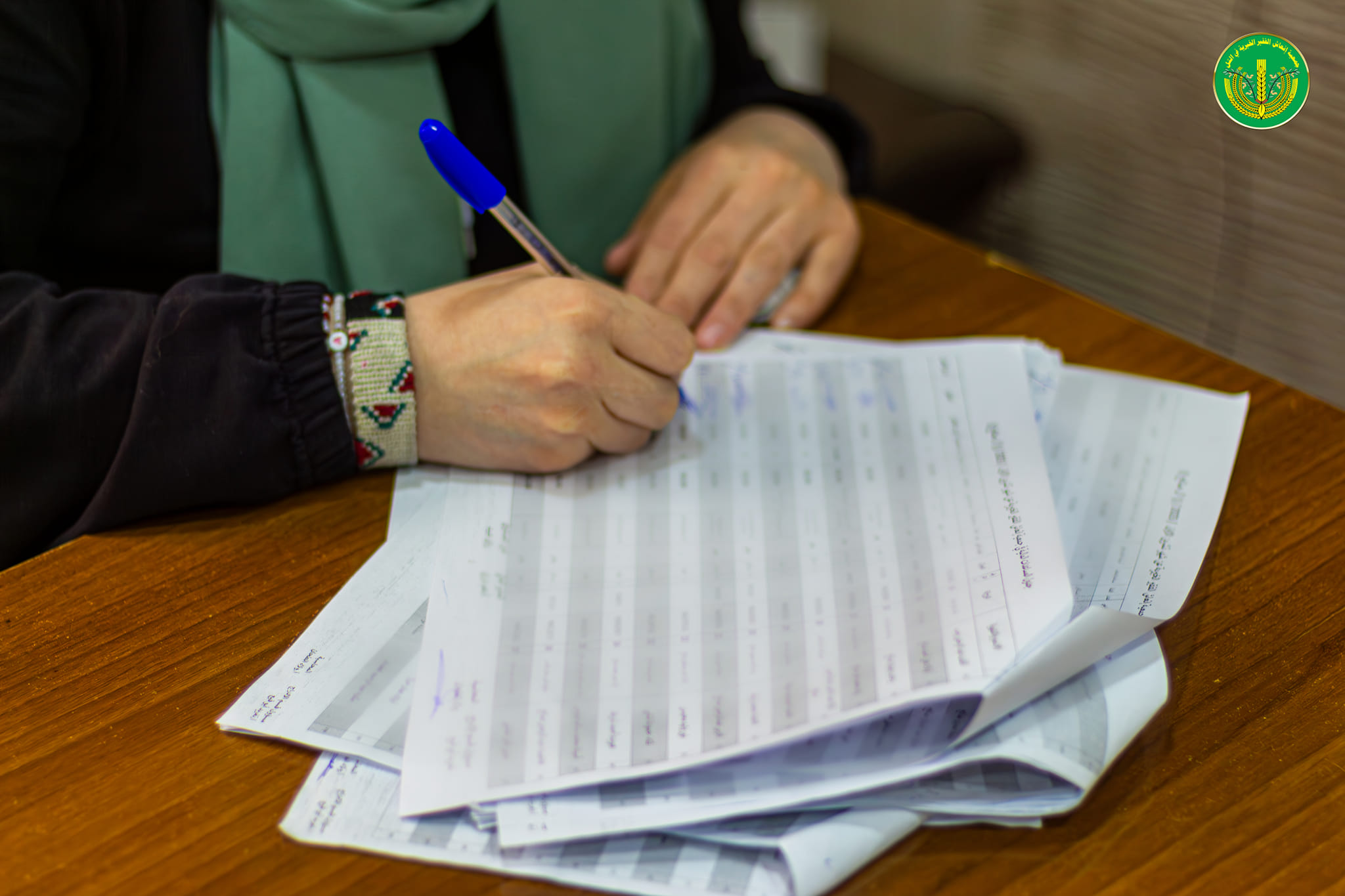 وزيع المساعدات المالية والعينية للشهر العاشر